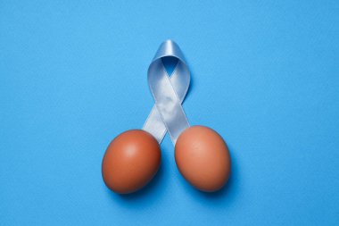 Tavuk yumurtalı mavi kurdele, Movember konsepti.