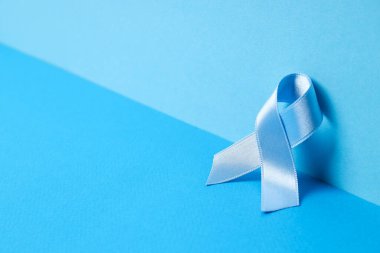 Mavi arkaplanda mavi saten kurdele, Movember konsepti