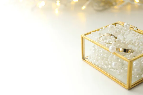 Beyaz Arka Planda Mücevher Kutusunda Altın Alyanslar Metin Için Boşluk — Stok fotoğraf