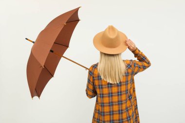 Yağmurlu havanın ana özelliği - şemsiye