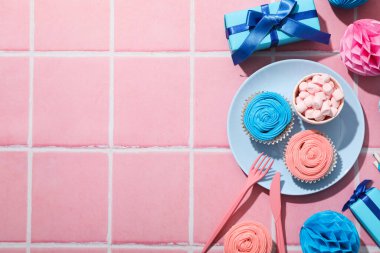 Kekler, şekerlemeler ve pembe arka planda hediye kutuları, metin için yer