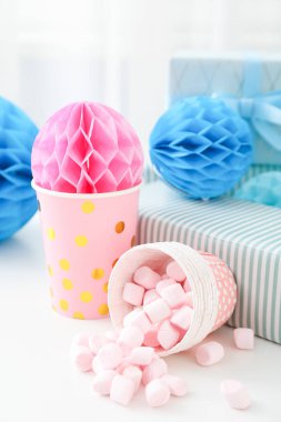 Hediye kutuları, şekerlemeler ve beyaz arka planda kağıt toplar.