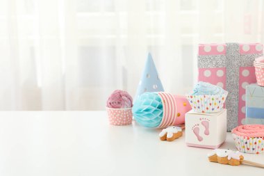 Hediye kutuları, zencefilli çörek ve arka planda kek, metin için yer