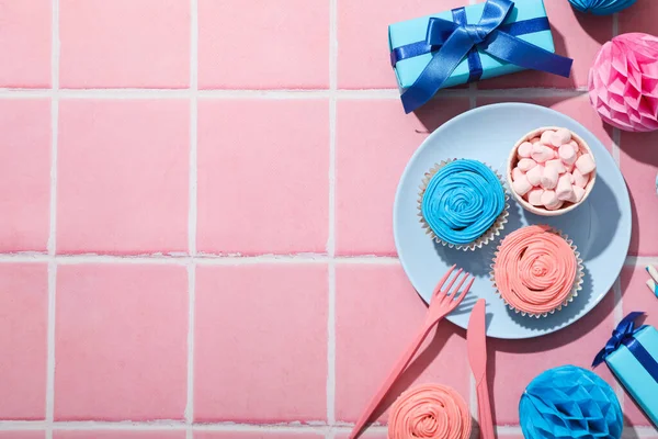 Kekler, şekerlemeler ve pembe arka planda hediye kutuları, metin için yer