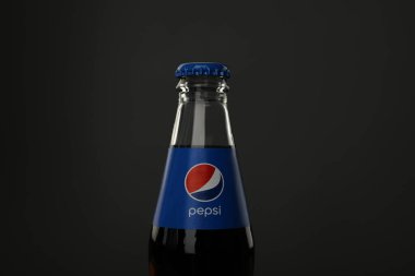 Ukrayna, Kyiv, 24 / 08 / 2023: Dünyanın en popüler meşrubat içeceği: Pepsi, karanlık arka planda.