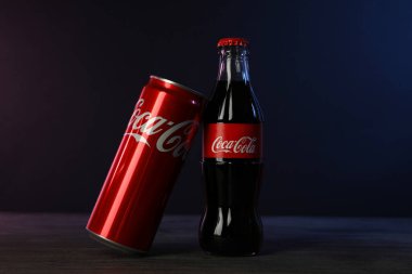 Ukrayna, Kyiv, 24 / 08 / 2023: Dünyanın en popüler meşrubat içeceği: Coca Cola, cam bir şişede..