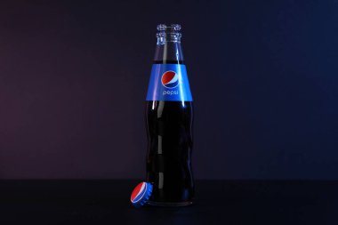Ukrayna, Kyiv, 24 / 08 / 2023: Dünyanın en popüler meşrubat içeceği: Pepsi, karanlık arka planda.