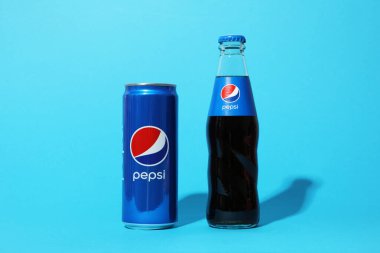 Ukrayna, Kyiv, 24 / 08 / 2023: Dünyanın en popüler meşrubat içeceği: Pepsi, mavi arka planda.