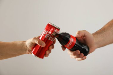 Ukrayna, Kyiv, 24 / 08 / 2023: Dünyanın en popüler meşrubat içeceği: Coca Cola, ellerde.
