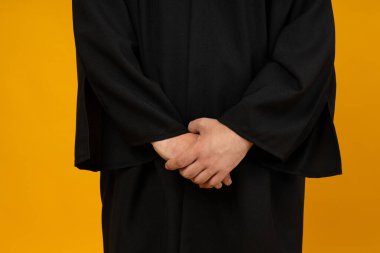 Serebral felçli gülümseyen genç adam mezuniyet kıyafeti içinde gözlük takıyor. Dünya Genetik Hastalıklar Günü konsepti