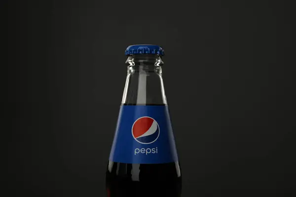 Ουκρανία Κίεβο 2023 Πιο Δημοφιλές Αναψυκτικό Στον Κόσμο Pepsi Σκούρο — Φωτογραφία Αρχείου