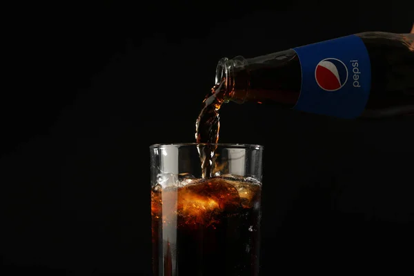 Ukraina Kijów 2023 Najbardziej Popularny Napój Bezalkoholowy Świecie Pepsi Ciemnym — Zdjęcie stockowe