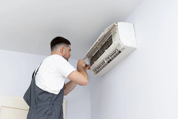Male Air Conditioner Maister Fixing Air Conditioner — Stock Photo, Image