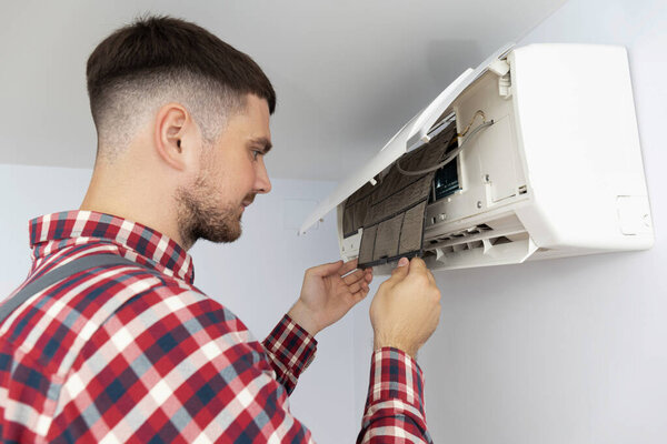 Male air conditioner maister fixing air conditioner