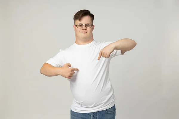 Jovem Sorridente Com Paralisia Cerebral Óculos Uma Camiseta Branca Posa — Fotografia de Stock