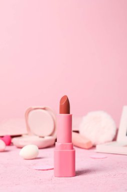 Kadınların makyaj malzemeleri ve aksesuarları..