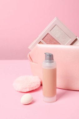 Pembe makyaj aksesuarlı kadın makyaj çantası.