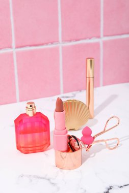 Parfüm, makyaj malzemesi ve altın bir kabuk.