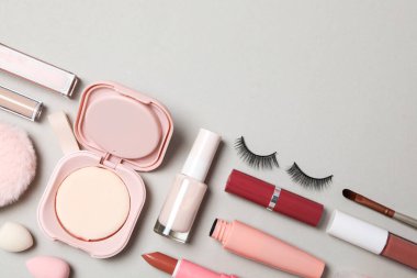 Hafif arka planda kadın makyaj malzemeleri