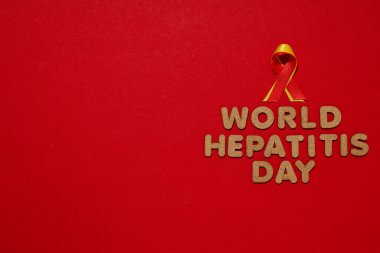 Kırmızı arkaplanda kurdele ve metin, metin için boşluk