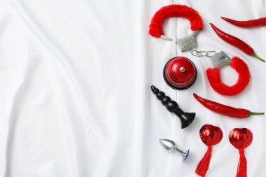 Hafif arka planda seks oyuncakları koleksiyonu.