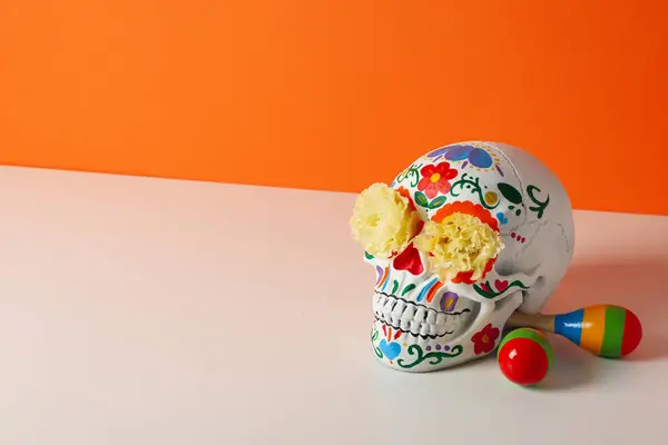 Мексиканский Череп Маракасы Оранжевом Фоне Место Текста — стоковое фото