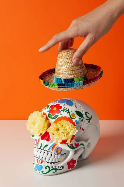 Meksykańska Czaszka Sombrero Dłoni Pomarańczowym Tle — Zdjęcie stockowe