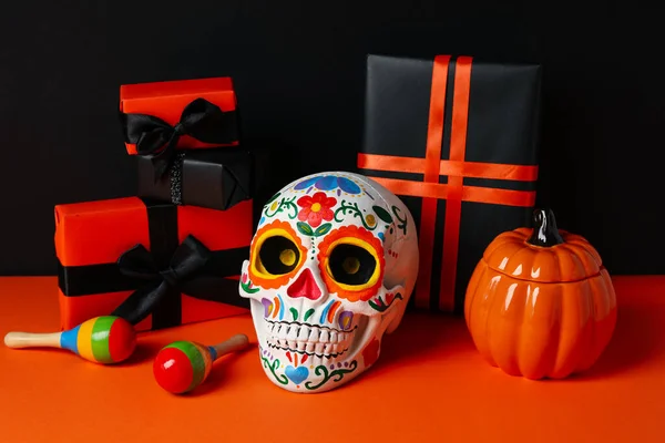 Mexikói Koponya Maracas Tök Ajándékdobozok Narancssárga Asztal Fekete Háttér — Stock Fotó