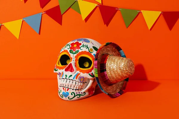 Meksykańska Czaszka Marakasy Cukinia Koszyku Pomarańczowym Tle Zbliżenie — Zdjęcie stockowe