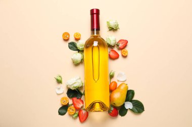 Bej arka planda cam şarap ve meyve şişesi, üst manzara.