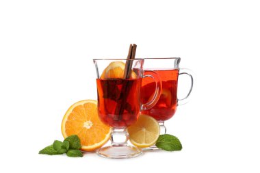 Sıcak içecek kavramı - meyve ve meyve çayı, beyaz arka planda izole edilmiş.