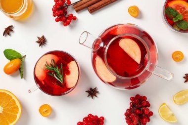 Sıcak içecek kavramı - böğürtlen ve meyve çayı, üst manzara