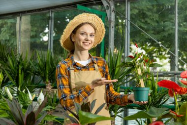 Serada çiçekli bir kız..