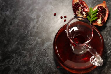 Nar şarabı, gurme alkol içeceği, lezzetli içecek.