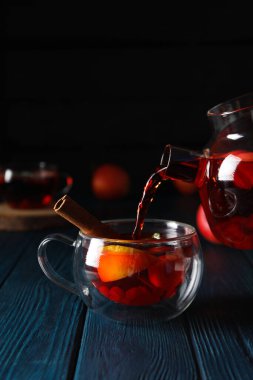 Lezzetli sıcak içecek kavramı - çay, çilek - meyve çayı