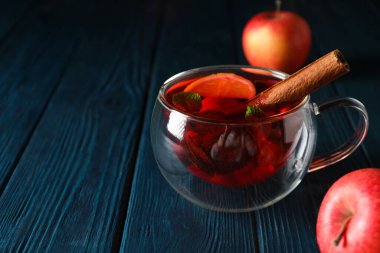 Lezzetli sıcak içecek kavramı - çay, çilek - meyve çayı