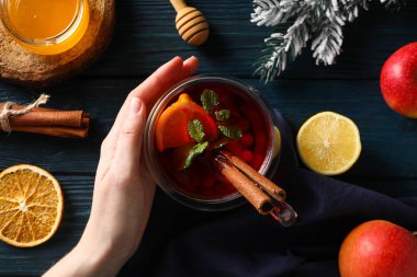 Lezzetli sıcak içecek kavramı - çay, çilek - meyve çayı