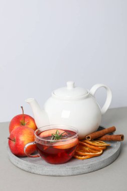 Lezzetli sıcak içecek kavramı - çay, çilek - meyve çayı