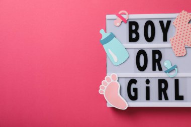 Pembe arkaplanda yazı ve kağıt bebek şeyleri, metin için boşluk