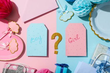 Mavi ve pembe arka planda hediye kutuları ve kartlar, üst görünüm