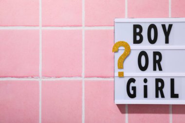 Pembe arkaplanda metin ve altın soru işareti, metin için boşluk