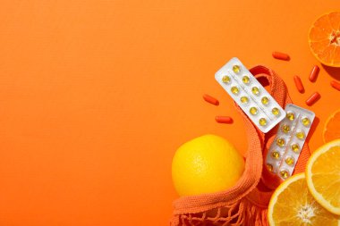 C vitamini tabletlerde, portakallı tabaklar masada..