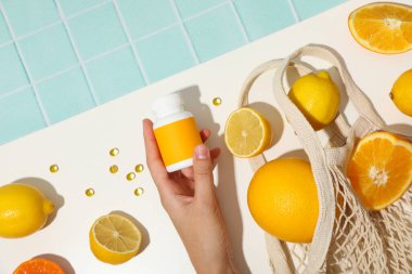 Biyolojik takviye C vitamini, hafif arkaplan üzerindeki tabletlerde.