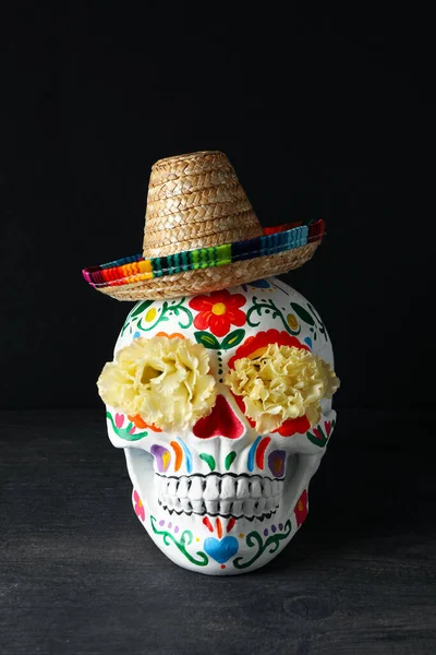 Μεξικάνικο Κρανίο Σομπρέρο Και Λουλούδια Μαύρο Φόντο — Φωτογραφία Αρχείου