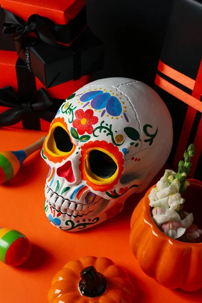 Mexikói Koponya Ajándékdobozok Tök Virágokkal Narancssárga Alapon — Stock Fotó