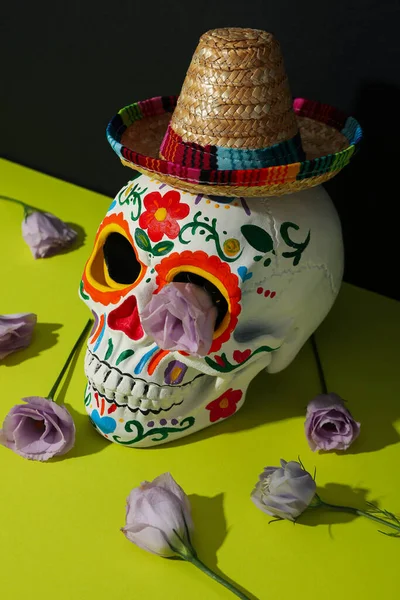 Caveira Mexicana Flores Sombrero Fundo Verde — Fotografia de Stock