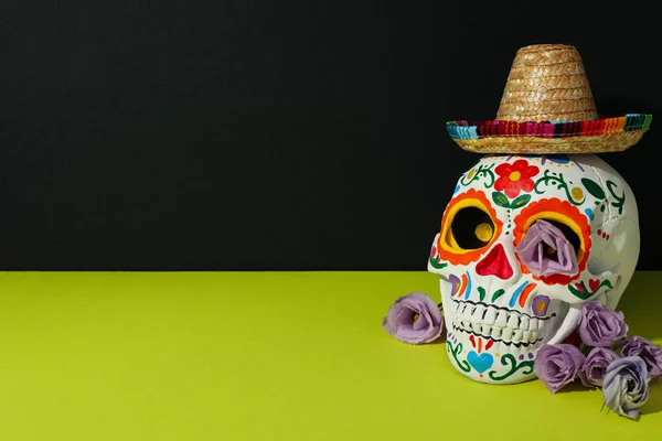 メキシコの頭蓋骨 緑の背景に花とソンブレロ テキストのためのスペース — ストック写真