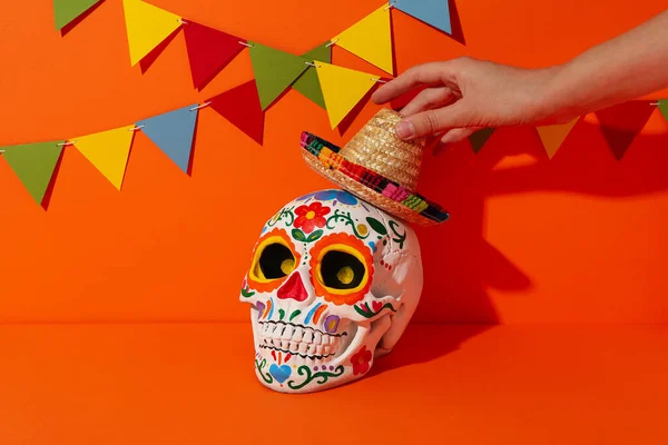 Meksykańska Czaszka Sombrero Żeńskiej Dłoni Pomarańczowym Tle — Zdjęcie stockowe
