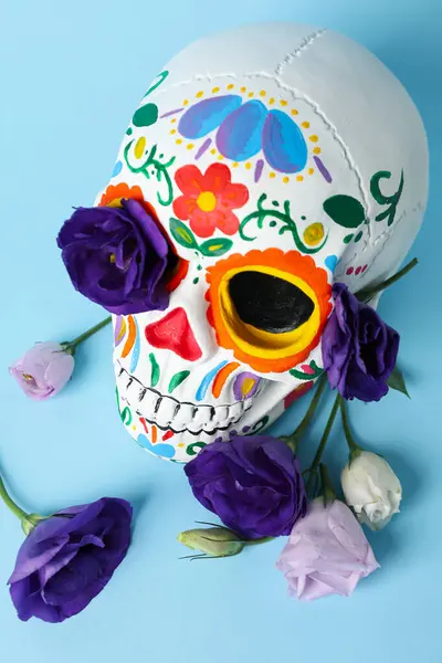 Mexikói Koponya Virágok Kék Háttérrel Közelről — Stock Fotó