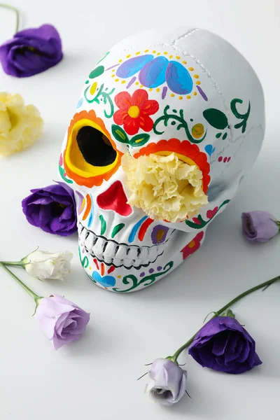 Μεξικάνικο Κρανίο Και Λουλούδια Λευκό Φόντο Κοντινό Πλάνο — Φωτογραφία Αρχείου